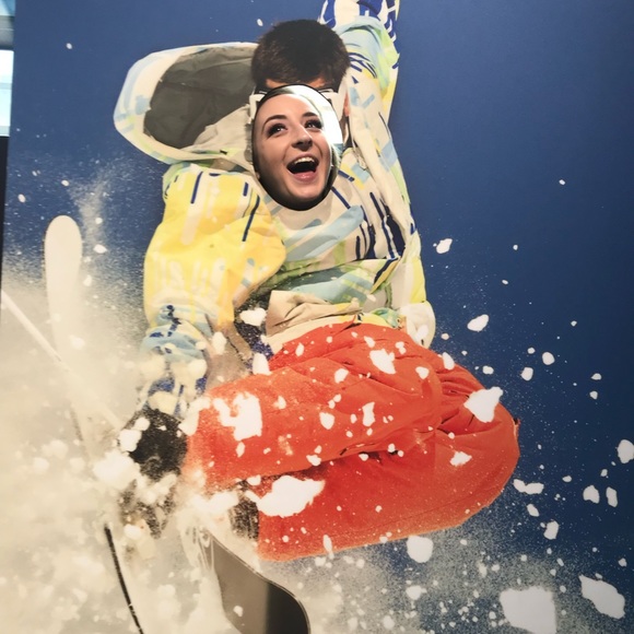 Hello, I am Alison , I’m 25 & I’m a shopaholic ✋🏼 - Picture 8 of 8